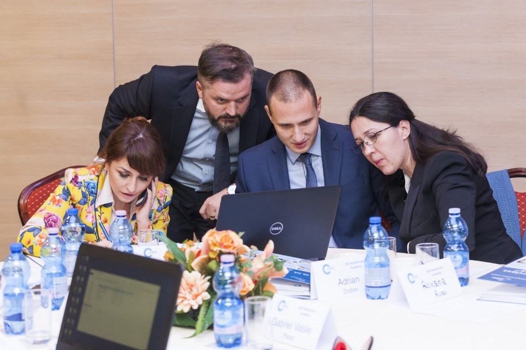 Sesiune GM Masterclass — grup de lucru la laptop